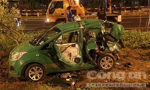 Xe bán tải tông nát taxit, 4 người nhập viện cấp cứu