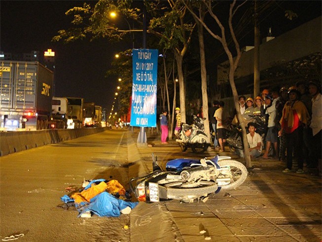 Truy đuổi xe container cán chết người, bỏ chạy trong đêm