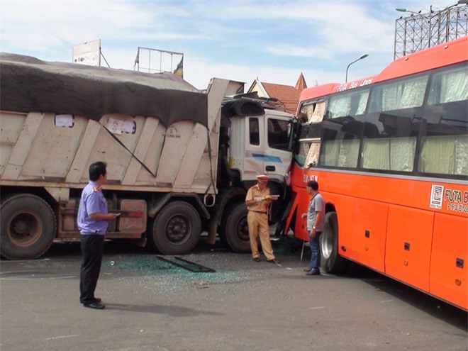 Xe ben tông xe khách Phương Trang, phụ xe tử vong