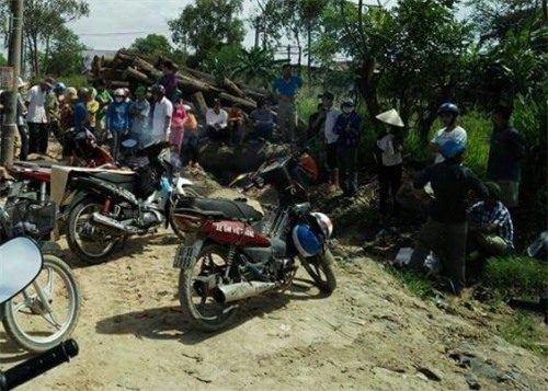 Băng qua đường ray, nam thanh niên bị tàu kéo 100m tử vong