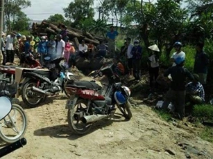 Băng qua đường ray, nam thanh niên bị tàu kéo 100m tử vong