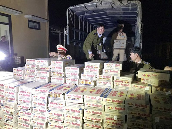 Bắt xe tải chở hơn 16.000 lon bò húc nhập lậu dịp cận Tết