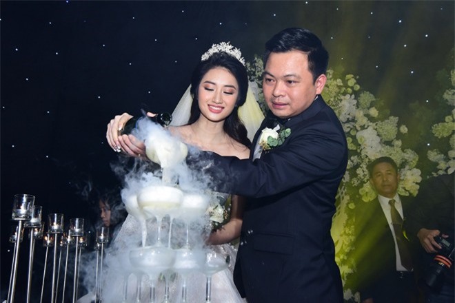 Chồng đại gia tặng váy cưới nửa tỷ cho hoa hậu Thu Ngân
