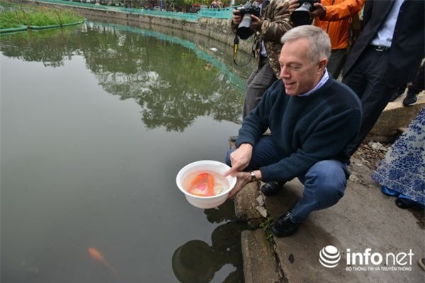 Đại sứ Mỹ thả cá chép trước ngày Tết ông Công ông Táo  