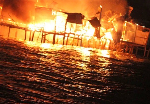 Hiện trường vụ cháy kinh hoàng thiêu rụi 40 căn nhà ở Nha Trang