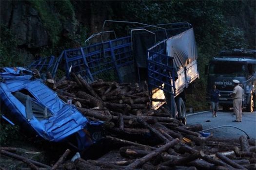 Tai nạn trên đèo Bảo Lộc: Xe rơi xuống vực sâu, xe đâm vách núi