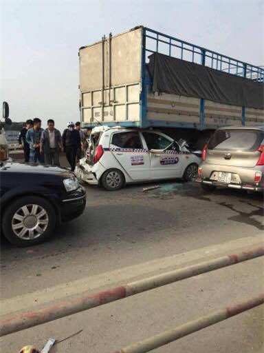 Taxi lọt gầm xe tải, cầu Thanh Trì ùn tắc nghiêm trọng