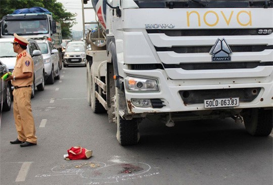 Đón xe buýt, người phụ nữ bị xe bồn tông tử vong