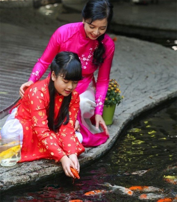 Thả cá chép tiễn ông Công ông Táo giờ nào tốt?