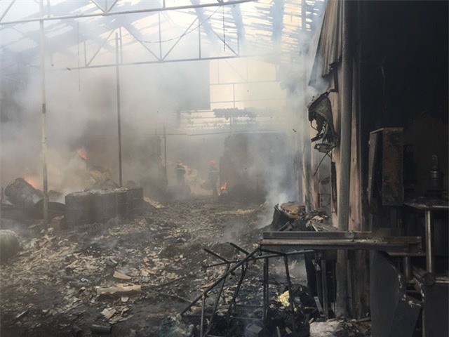 "Bà hỏa" thiêu rụi xưởng giấy ngày ông Công, ông Táo