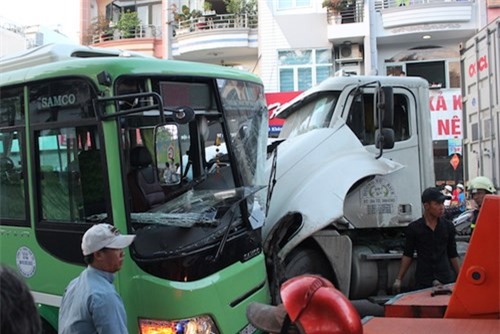 Container đâm trực diện xe buýt, ít nhất 7 người bị thương