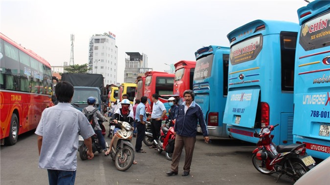 Giao thông ùn tắc, hành khách khóc nức nở vì trễ tàu Tết