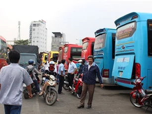 Giao thông ùn tắc, hành khách khóc nức nở vì trễ tàu Tết