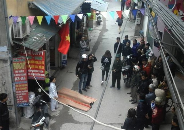 Hà Nội: Thanh niên nghi rơi từ tầng cao xuống đất tử vong