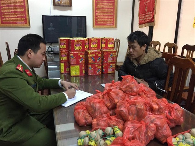 Khởi tố đối tượng vận chuyển 73 kg pháo nổ trái phép