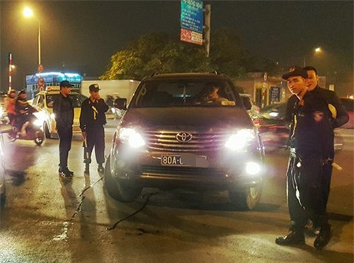 Lái xe biển xanh tát cảnh sát cơ động bị khởi tố