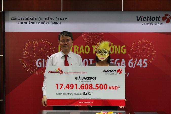 Người phụ nữ TP. HCM nhận gần 17,5 tỷ giải Jackpot xổ số Vietlott