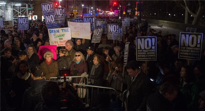 Thị trưởng, nghệ sĩ Hollywood xuống đường biểu tình chống Trump