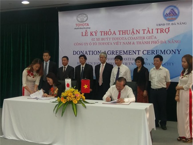 Toyota Việt Nam trao tặng 2 xe buýt cho TP. Đà Nẵng