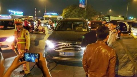 Xem xét khởi tố lái xe tát cảnh sát cơ động