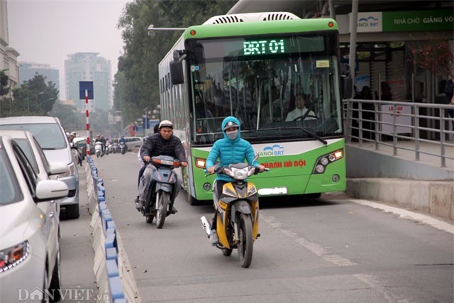 Buýt nhanh BRT có dải phân cách, phương tiện vẫn lấn làn