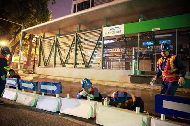 Hà Nội lắp dải phân cách cứng cho buýt nhanh BRT