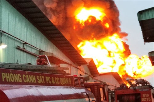 Hiện trường kinh hoàng vụ cháy nhà xưởng ở TP.HCM