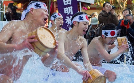 Người Nhật đóng khố tắm băng cầu sức khỏe cho năm mới