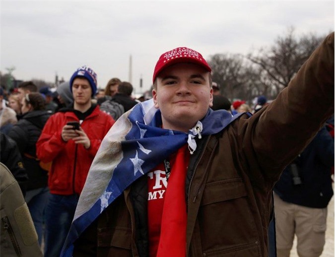 Trump được vẫy chào với cờ Nga trong cuộc diễu hành