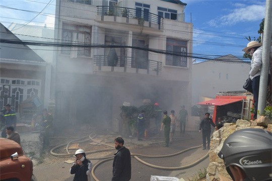 Đà Lạt: Nhà cháy dữ dội, khói đen bao trùm cả khu vực