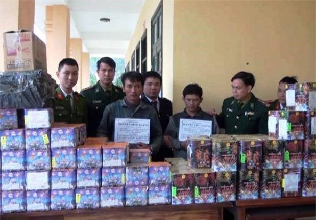 Giấu 300 kg pháo dưới gầm ôtô để qua mắt cảnh sát