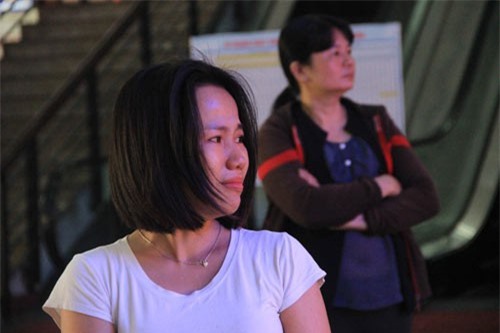 Hành khách khóc giữa sân ga Sài Gòn do nhầm tàu về quê ăn Tết