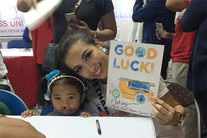 Miss Universe đổi luật thi, Lệ Hằng bật khóc thăm trẻ hở hàm ếch