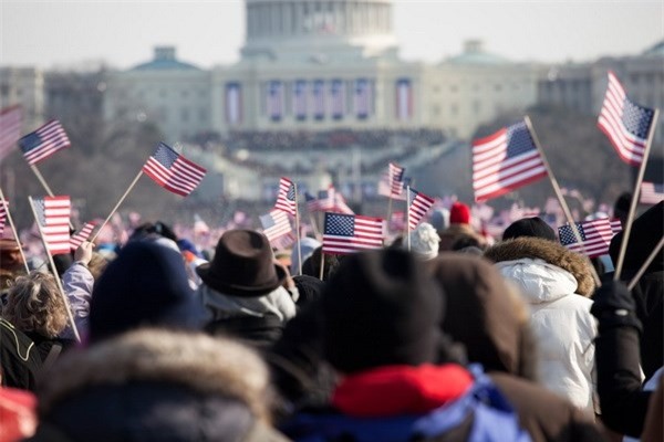 Ông Trump tải nhầm ảnh nhậm chức của Obama lên Twitter