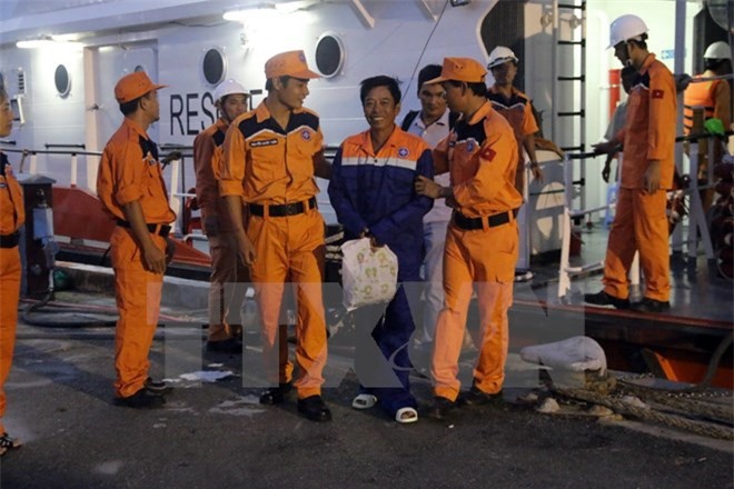 Tàu cá bị đâm chìm, 9 ngư dân trôi dạt trên biển