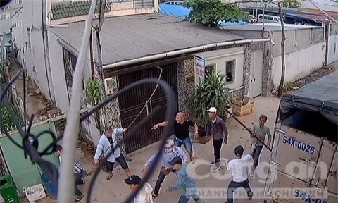 Truy tìm nhóm giang hồ đánh công nhân giữa phố Sài Gòn