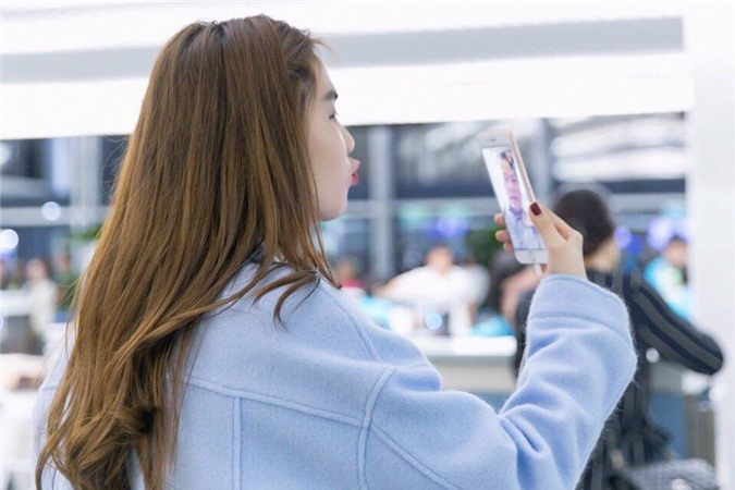 Tỷ phú Hoàng Kiều khoe ảnh Ngọc Trinh diện đồ gợi cảm sang thăm