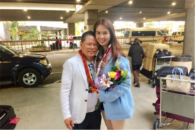 Tỷ phú Hoàng Kiều tình cảm đón Ngọc Trinh ở sân bay
