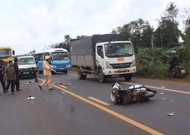 Xe biển xanh va chạm với xe máy, 2 cô giáo tử vong