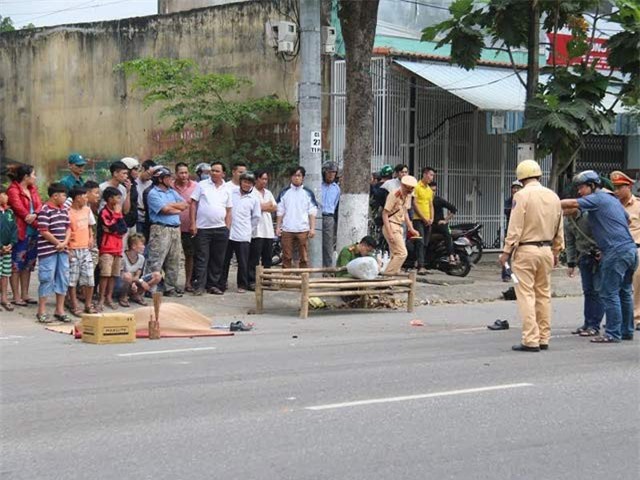 Xe buýt lấn làn gây tai nạn, cha chết con bị thương