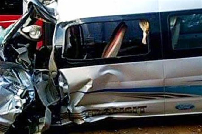 Xe khách tông xe tải, bé trai 9 tuổi tử vong thương tâm