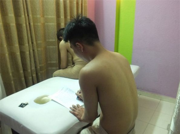 Xóa sổ đường dây mại dâm "trai đẹp" phục vụ quý ông ở Sài Gòn