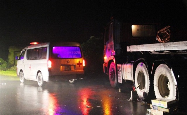 Xót xa cặp vợ chồng chết thảm dưới gầm xe container