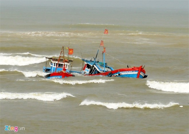 Sóng lớn nhấn chìm tàu cá, 5 ngư dân bị hất văng xuống biển