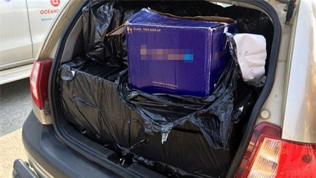 114 chai rượu lậu "ẩn mình" trên xế hộp ngày giáp Tết