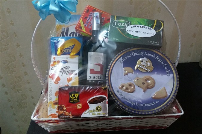 Bánh kẹo "nhái" vào giỏ quà Tết