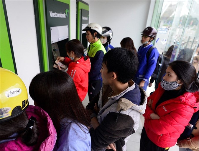 Cận Tết, ATM và phòng giao dịch ngân hàng ở Hà Nội quá tải
