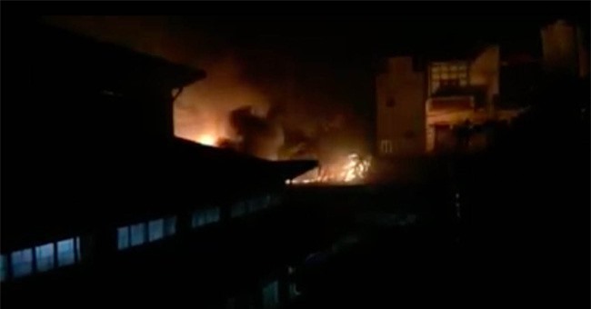 Cháy lớn chợ Dịch Vọng, người dân hoảng loạn tháo chạy