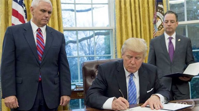 Donald Trump chính thức đặt bút ký sắc lệnh rút Mỹ khỏi TPP