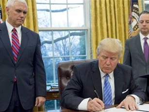 Donald Trump chính thức đặt bút ký sắc lệnh rút Mỹ khỏi TPP